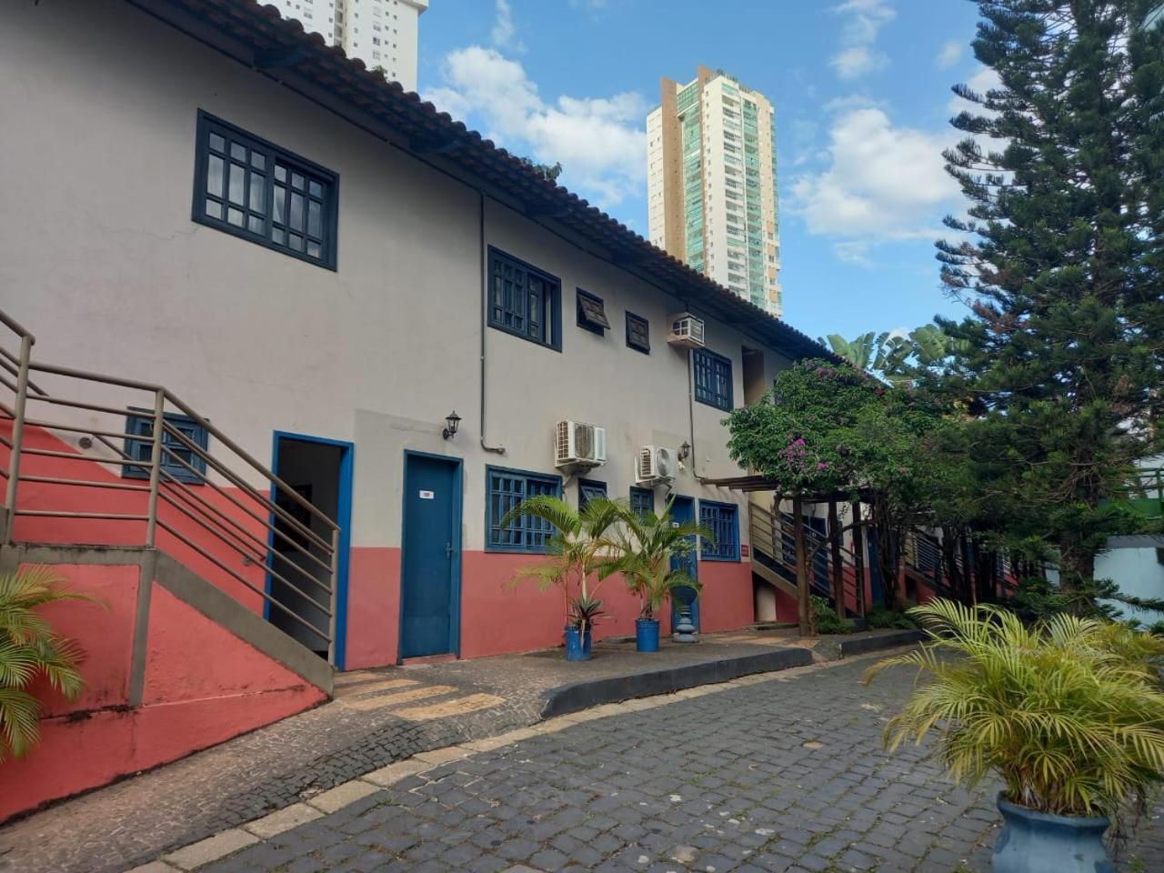 Cr Hotel Bueno - Antigo Hotel Serras De Goyaz Goiânia Kültér fotó The school's main building